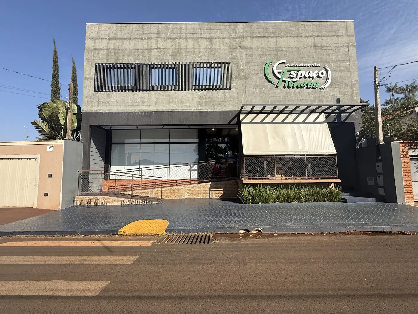 Fachada da Espaço Fitness: prédio de concreto com o letreiro da academia, na Rua Saldanha Marinho