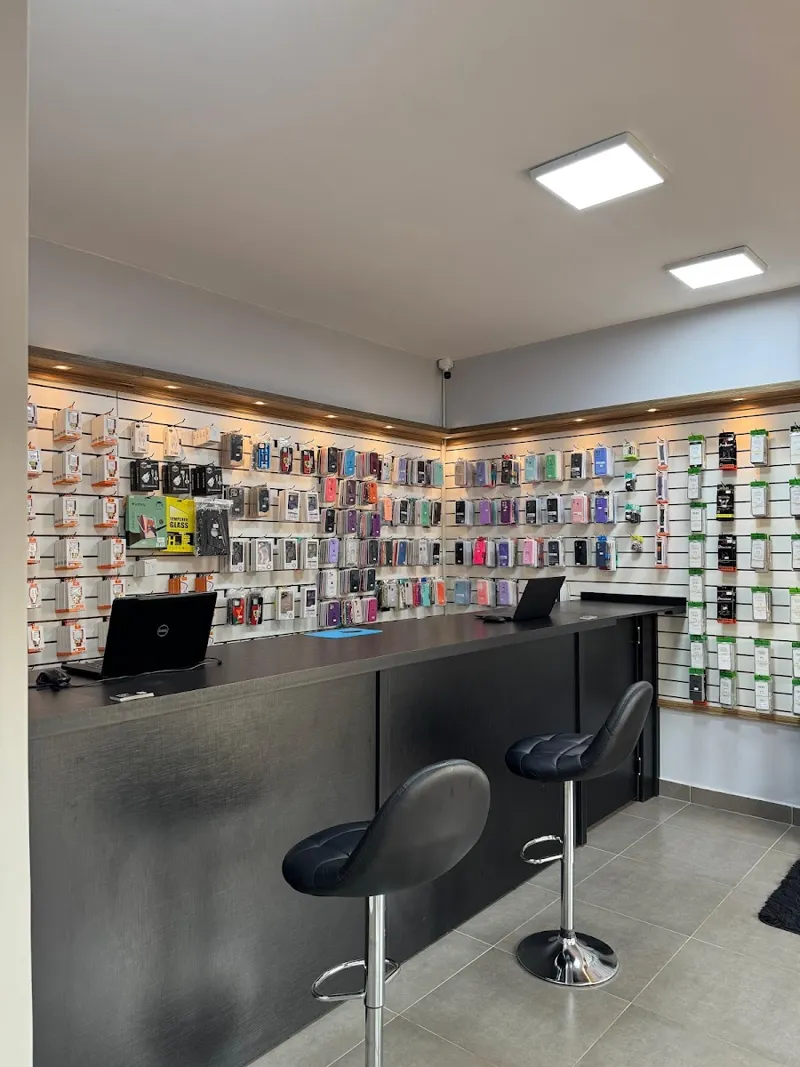 Balcão de atendimento da Fox Phone com bancos altos