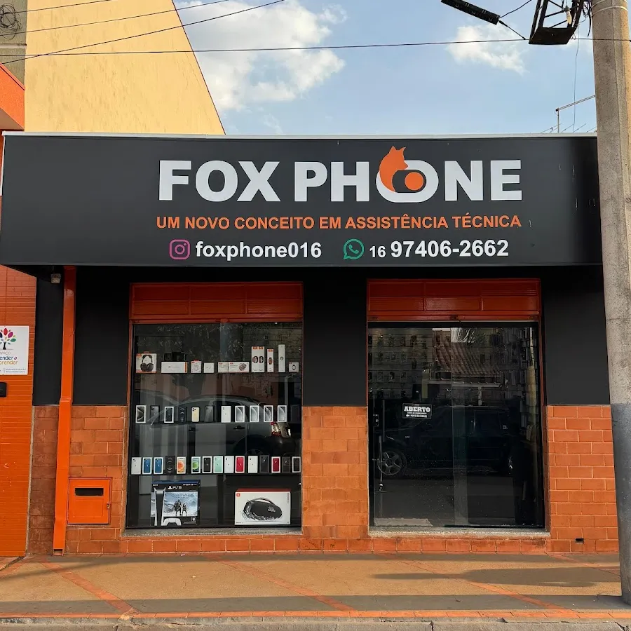 Fachada da Fox Phone, com o letreiro preto e as vitrines