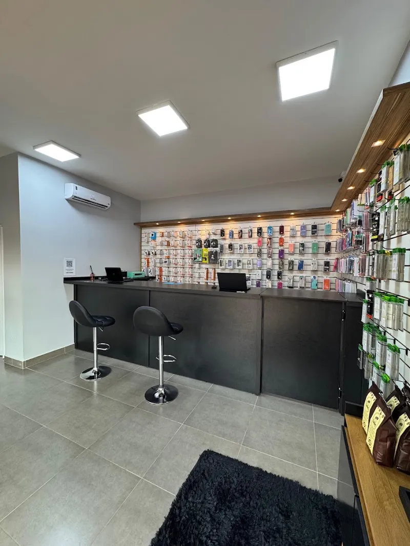 Interior da loja Fox Phone, com o balcão de atendimento e a parede de capas e acessórios