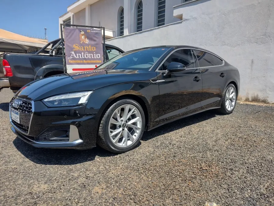 Audi preto, limpo, no pátio da loja