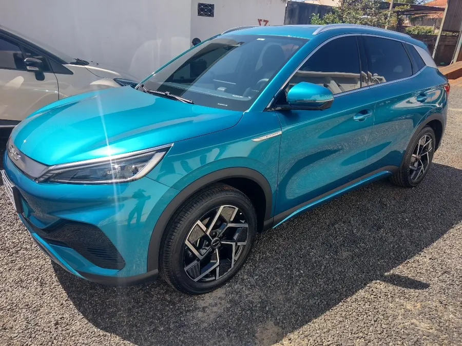 BYD azul-turquesa, limpo, no pátio da loja