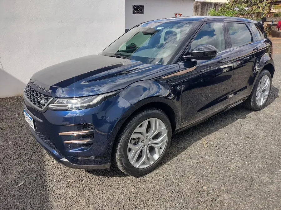 Range Rover azul-escuro, limpo, no pátio da loja