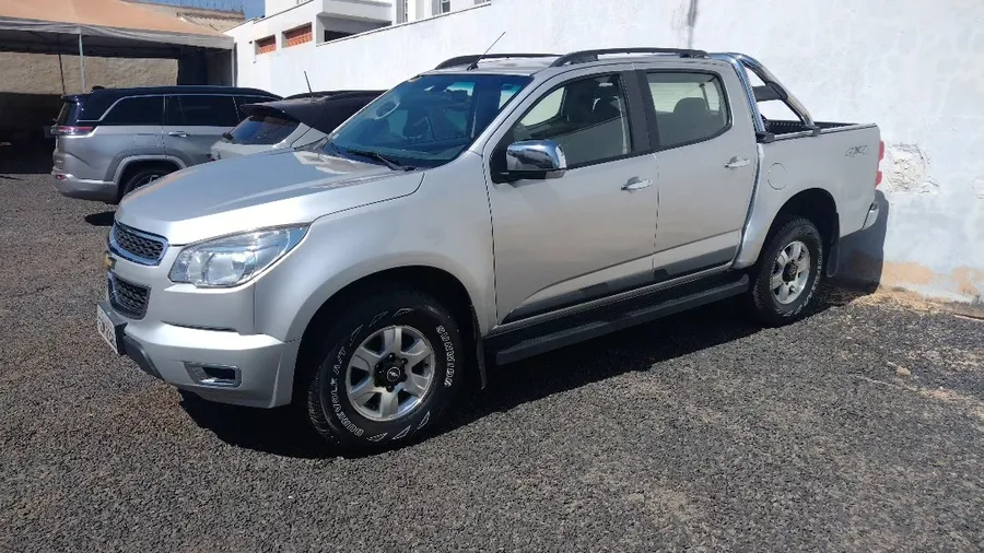 Chevrolet S10 prata, limpa, no pátio da loja