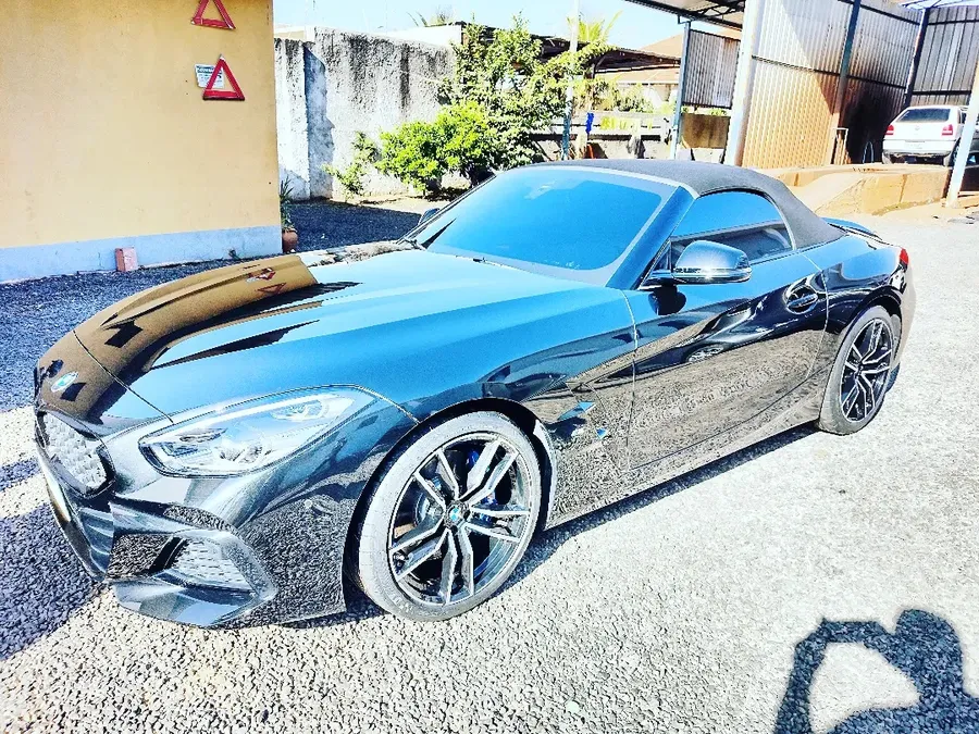 BMW Z4 preta, limpa, no pátio da loja